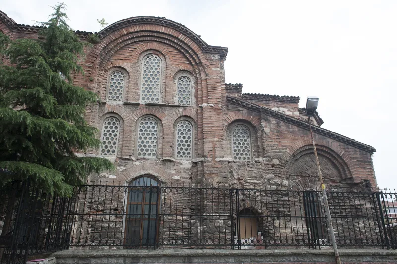Der Minarett der Eski-Imaret-Moschee (Eski İmaret Camii) – Reiseführer für Istanbul